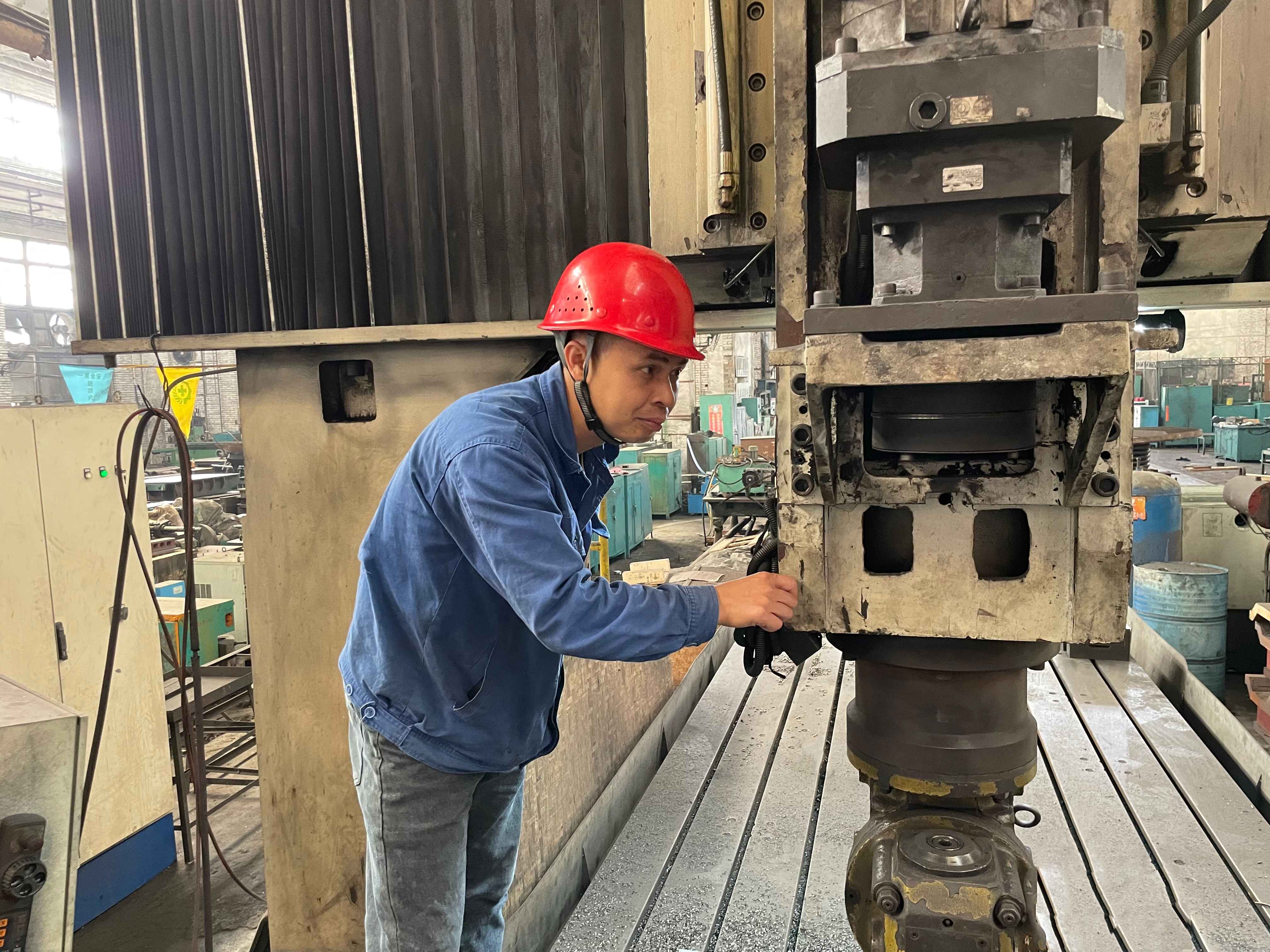 【身边模范】李启合：与机械为伴，，，，，，，“钳”出责任