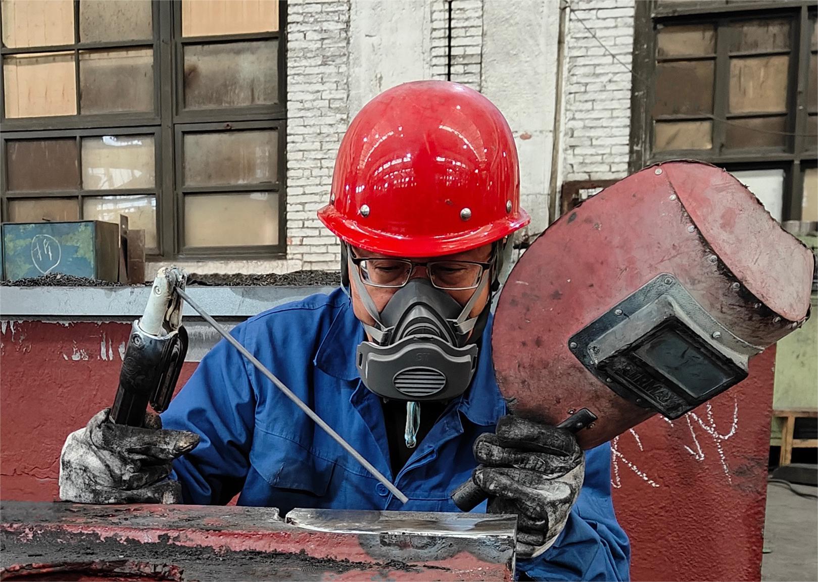 【身边模范】胡新：有心“焊”人，，，，，，，一直突破